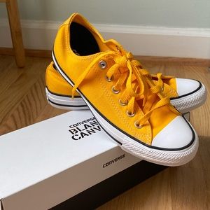 CUSTOM “UNIVERSITY GOLD” LOWTOP CONVERSE NWOT